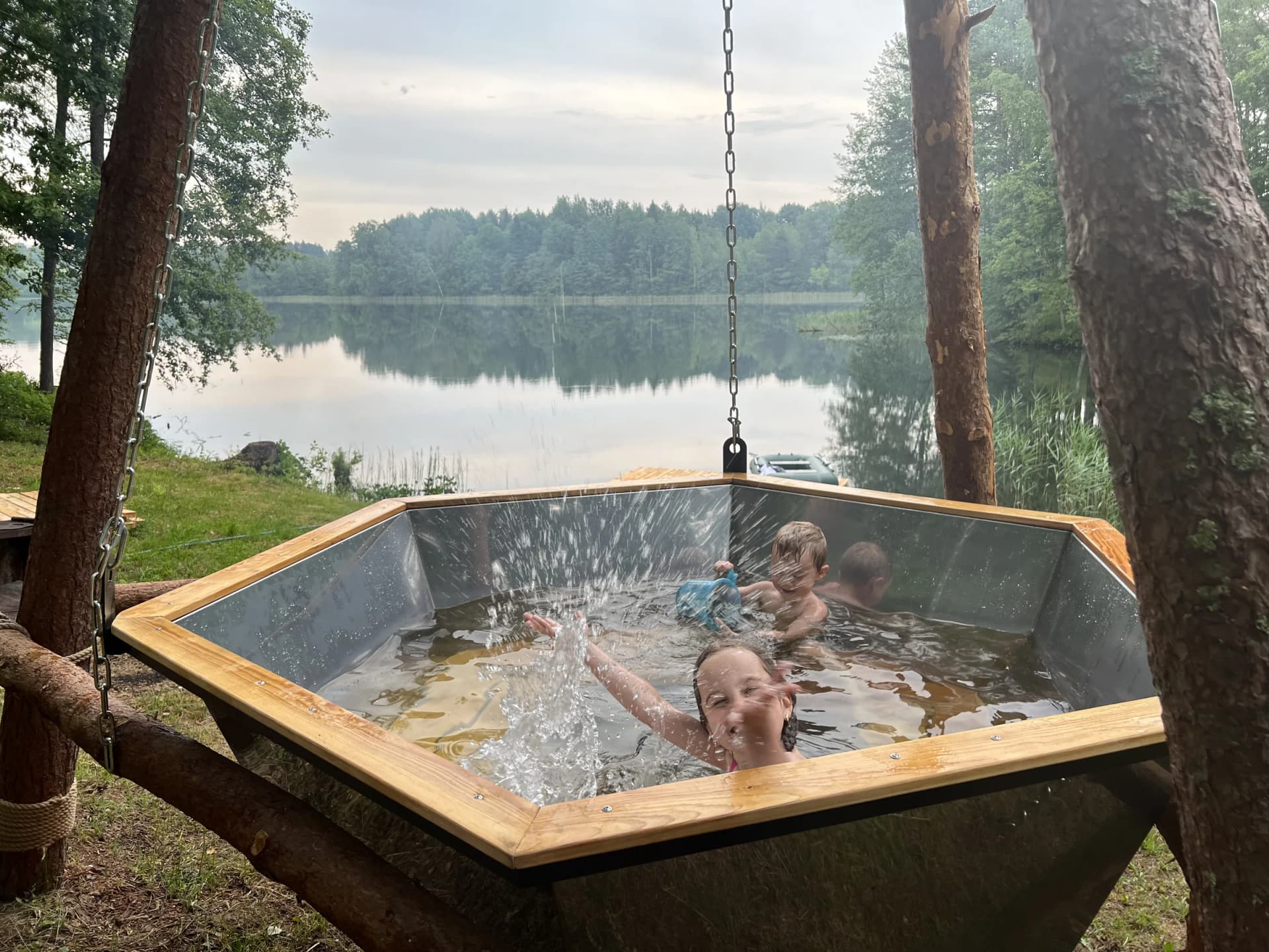 Сибирский чан с паром на берегу озера